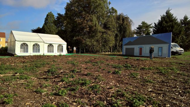 Location de tente pour bureau de vente temporaire.